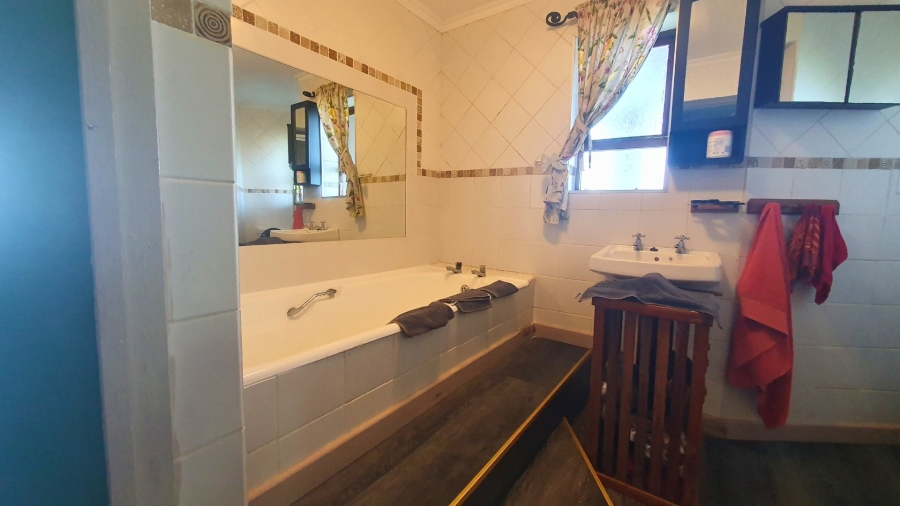 5 Bedroom Property for Sale in Herolds Bay Western Cape